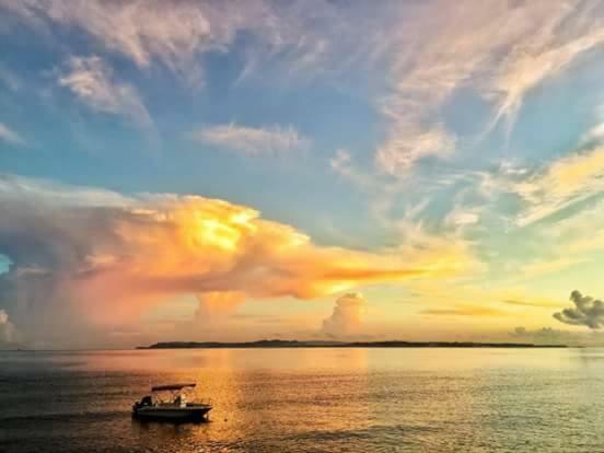 Hangout Beach Resort Катиклан Экстерьер фото